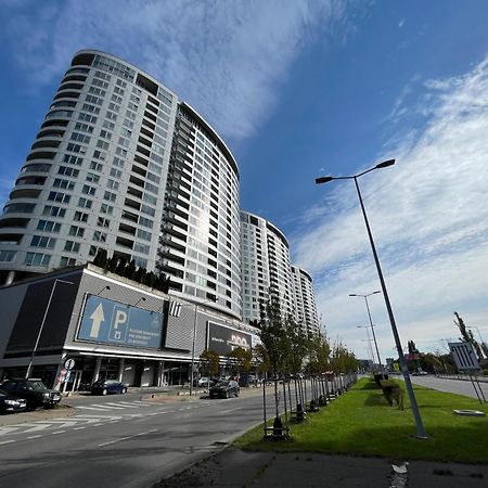 Apartman V III Veziach S Vyhladom, Pri Stadione A S Garazou Zadarmo Bratislava Exterior foto