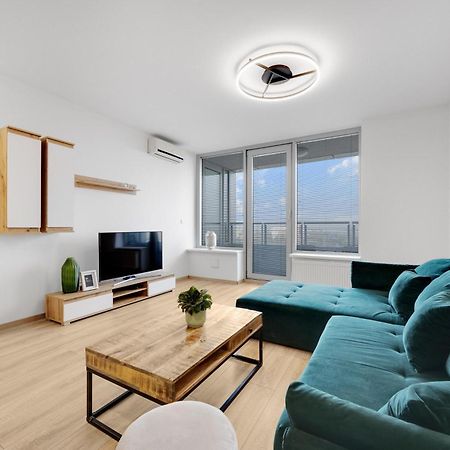 Apartman V III Veziach S Vyhladom, Pri Stadione A S Garazou Zadarmo Bratislava Exterior foto