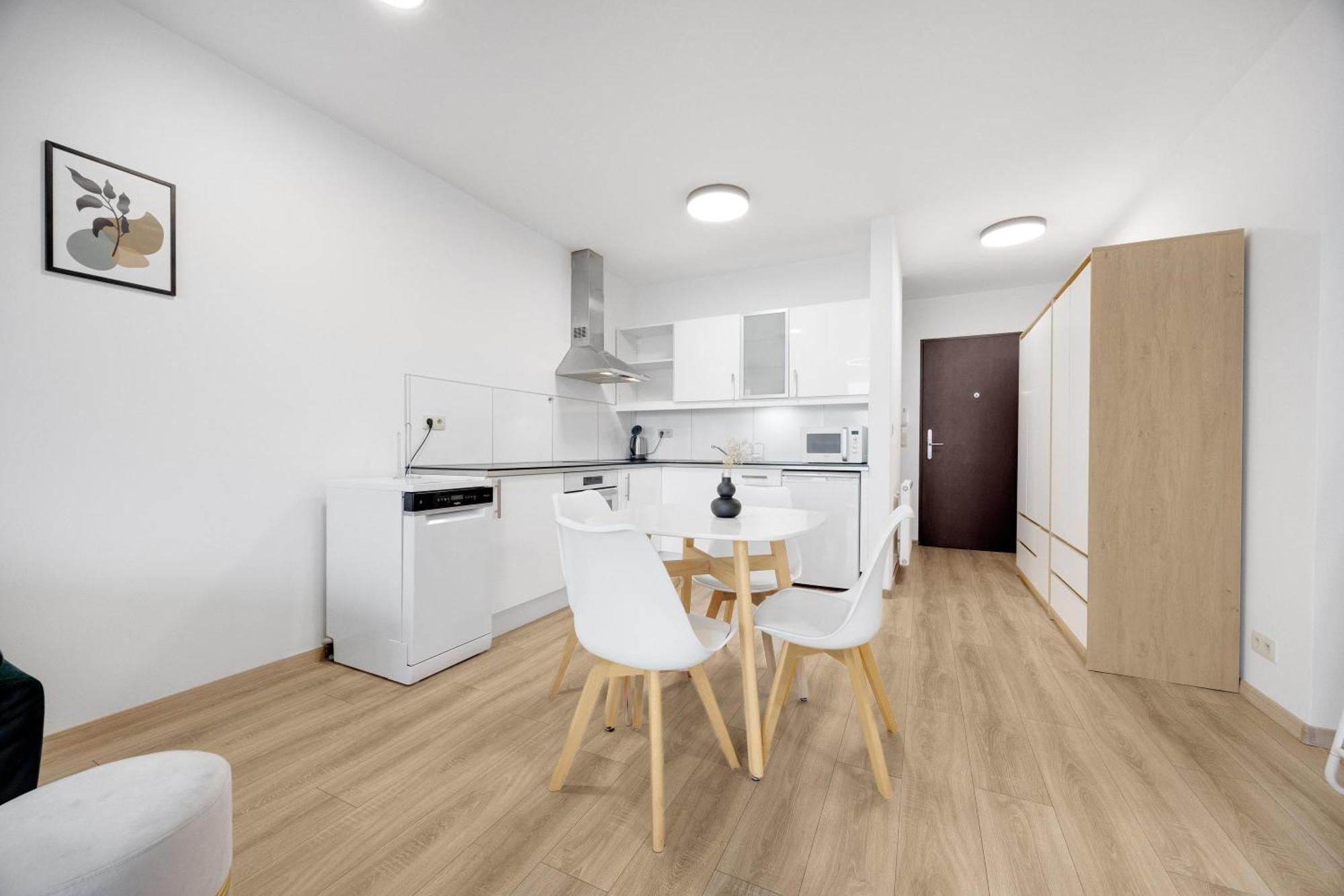 Apartman V III Veziach S Vyhladom, Pri Stadione A S Garazou Zadarmo Bratislava Exterior foto
