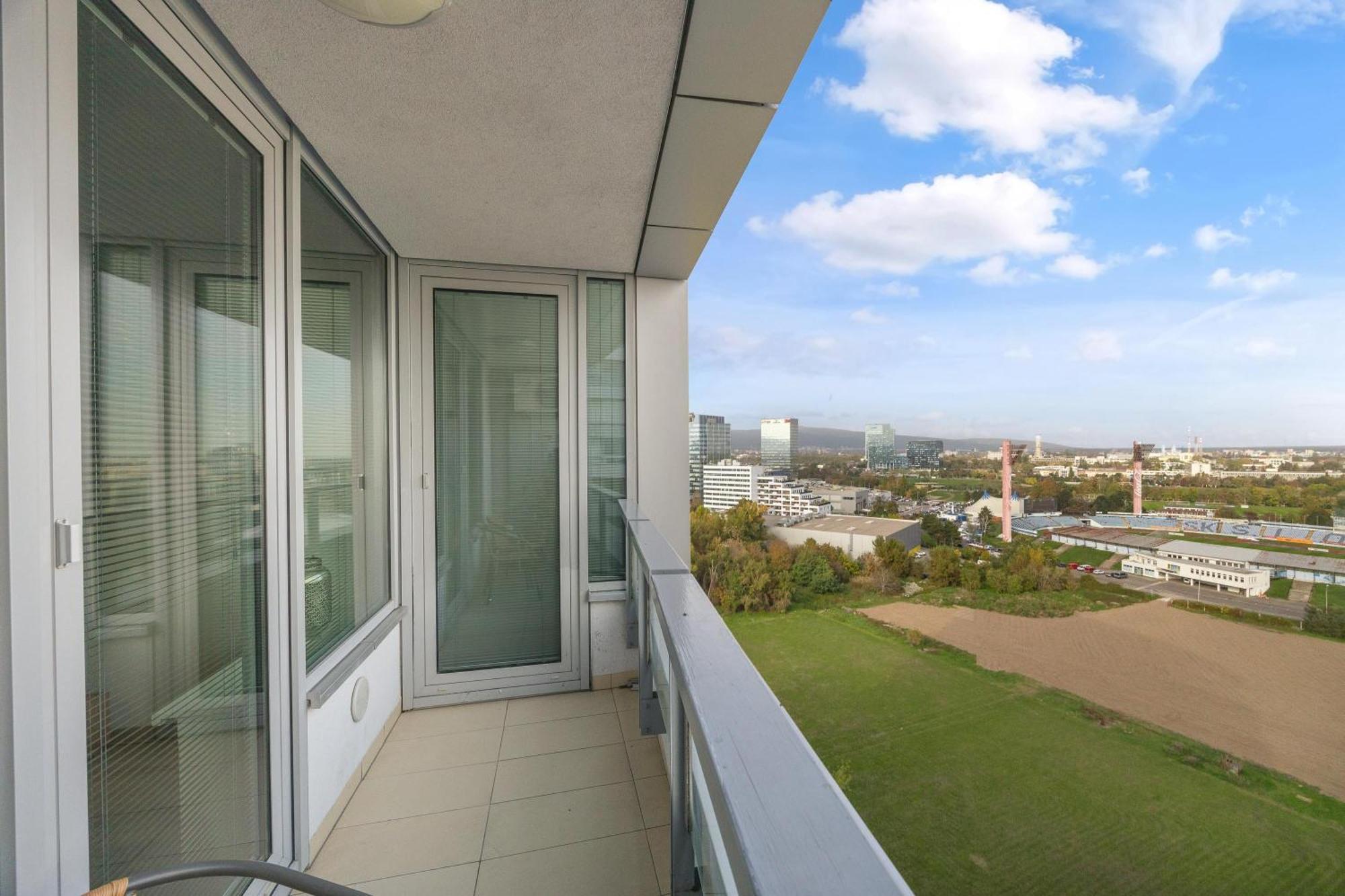 Apartman V III Veziach S Vyhladom, Pri Stadione A S Garazou Zadarmo Bratislava Exterior foto
